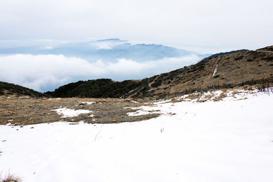 山顶白雪和云雾