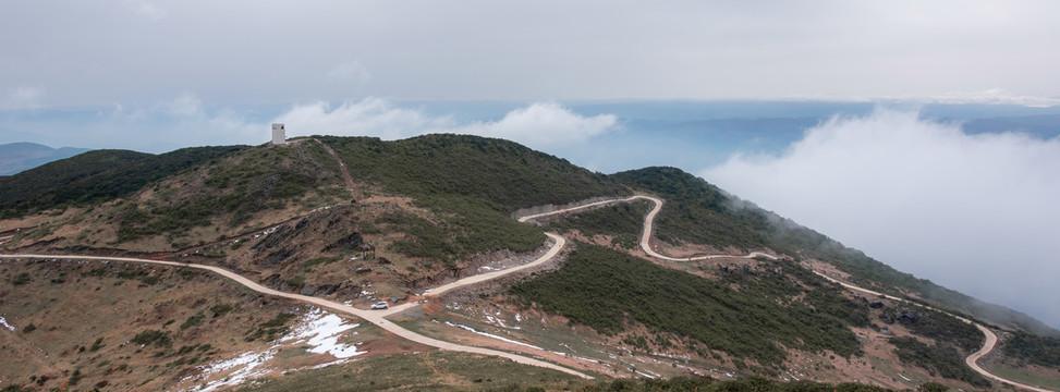山顶白雪和云雾