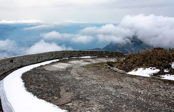 山顶白雪和云雾