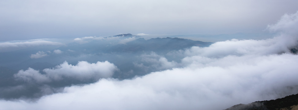 山顶云雾