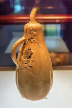 广东省博物馆堆贴花瓜形壶