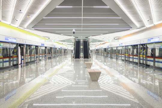 地铁18号线冼村站月台全貌