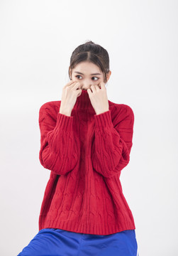 穿着红色毛衣的年轻女性