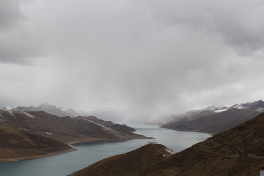 群山河流