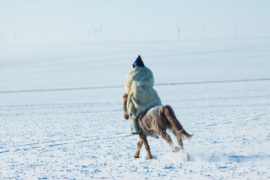 冬季雪原骑马