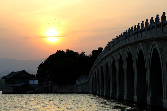 夕阳中的十七孔桥