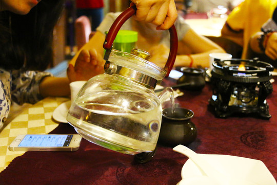 餐馆倒茶