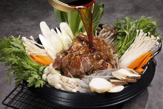 韩式酱肉菌菇锅