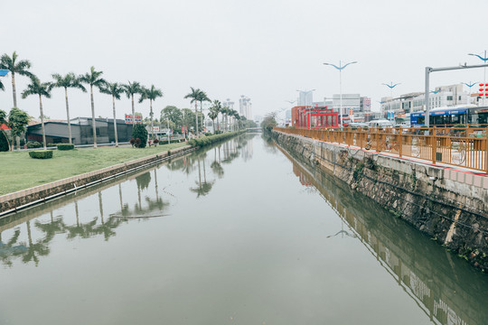 路边的河流