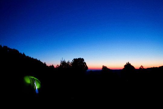 帐篷之光逢日出