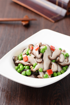 采蘑菇的小豆豆