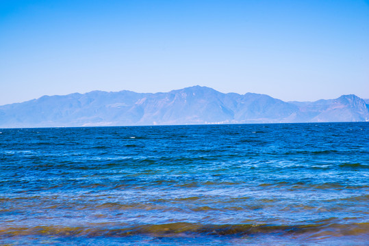 蔚蓝湖水