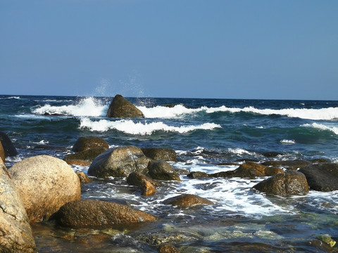 海面浪花击打石头