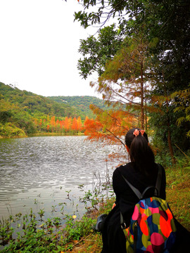 美女湖边观景