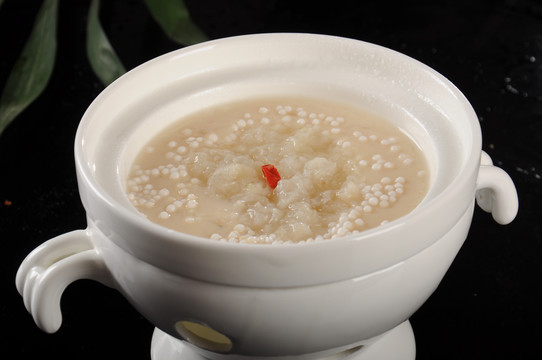 椰汁西米炖雪蛤