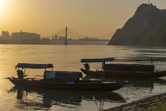 长江禁渔前的渔民和渔船