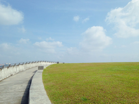 海滨堤坝