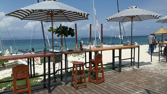 三亚蜈支洲岛风景区沙滩遮阳伞