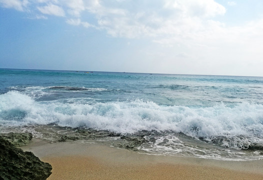 水风景区岸边激起清澈的浪花