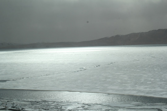 湖面结冰
