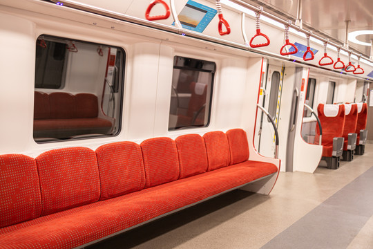 广州地铁车厢红色沙发座椅