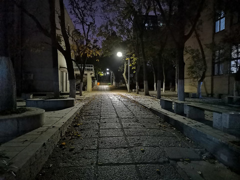 晚间户外走道