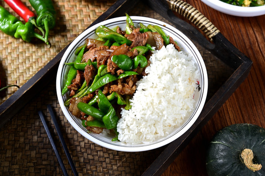 青椒炒牛肉饭