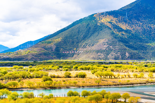 西藏林芝尼洋河青山绿水