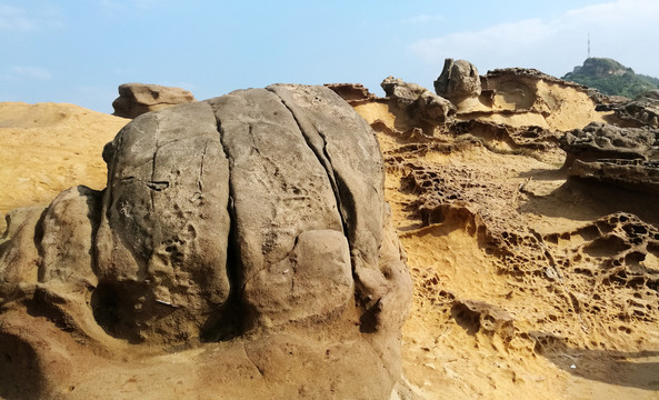 地质公园怪石蜂窝岩