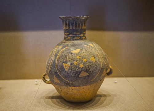 马家窑网格纹彩陶壶古代陶器