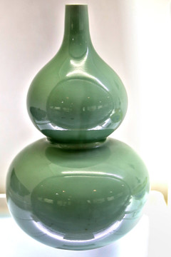 清乾隆款豆青釉瓷葫芦瓶