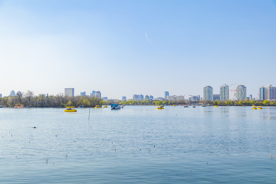 天津市水上公园湖面天际线