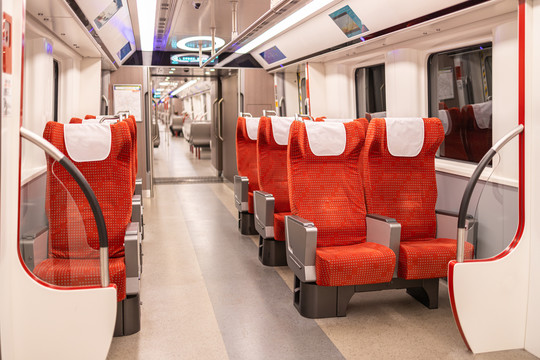 广州地铁18号线车厢红色座椅