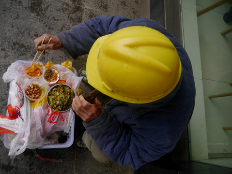 建筑工人吃早餐