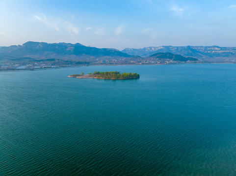 航拍济南卧虎山水库桃花盛开