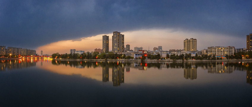 晚霞中的城市风光宽幅大图