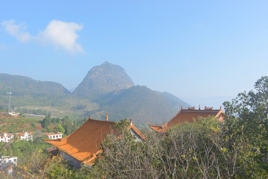 抚仙湖笔架山顶观音寺琉璃瓦顶