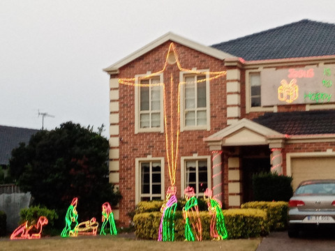 澳洲圣诞节民居的彩灯装饰