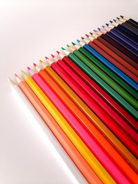 排列整齐的彩色铅笔