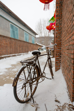 停在雪地里的老旧自行车