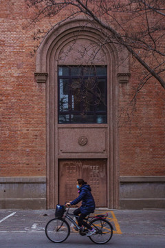 清华大学旧水利馆前的骑车人