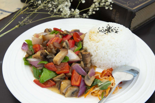 菌香油底肉烩饭