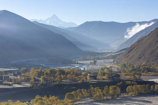 高山河流光影树林