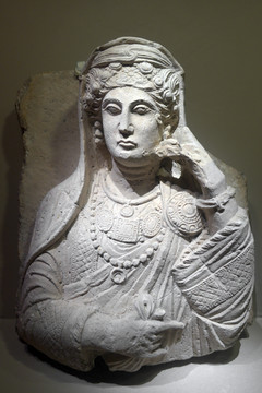 叙利亚文物妇女墓碑雕像