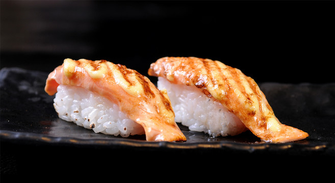 炙烤三文鱼腩握寿司