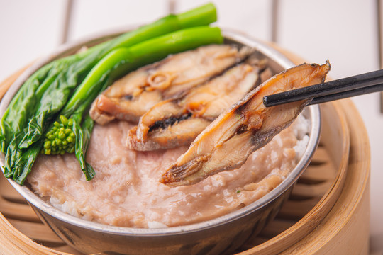 咸鱼肉饼饭