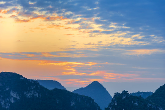 黄昏晚霞山景