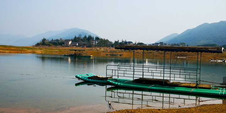 青狮潭水库旅游竹排