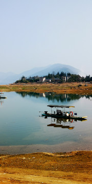 旅游竹排湖光山色山村