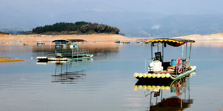 青狮潭水库旅游竹排